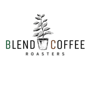 Logotipo de Blend Coffee Roasters con una ilustración de una planta de café en maceta en el centro y las palabras "Blend Coffee Roasters" escritas en texto negro, verde y marrón alrededor.