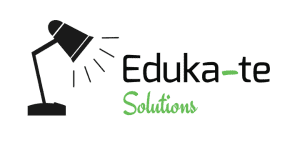 Logotipo para Eduka-te Solutions que presenta una lámpara de escritorio negra que emite rayos de luz y el nombre de la empresa en una mezcla de texto negro y verde.