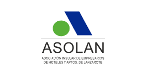 Logotipo de ASOLAN que presenta un círculo verde y un triángulo azul sobre el texto "ASOCIACIÓN INSULAR DE EMPRESARIOS DE HOTELES Y APTOS. DE LANZAROTE.