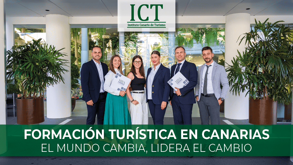 Un grupo de seis personas se encuentra frente a la entrada de un edificio con plantas visibles, sosteniendo documentos. El texto dice: "ICT Instituto Canario de Turismo. Formación Turística en Canarias 2024. El Mundo Cambia, Lidera el Cambio", y menciona con orgullo la colaboración con ITER y GEHOCAN.