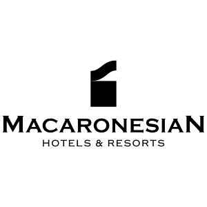 Logotipo de Macaronesian Hotels & Resorts, que presenta un diseño minimalista en blanco y negro con un emblema gráfico sobre el nombre de la marca, resaltando su asociación con empresas asociadas a GEHOCAN.