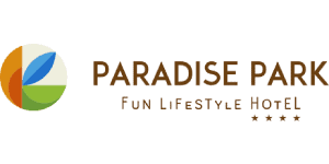 Logotipo de Paradise Park Fun Lifestyle Hotel que presenta un emblema circular con forma de hoja y el nombre del hotel con cuatro estrellas debajo.