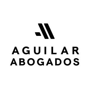 Texto negro sobre fondo blanco que dice "AGUILAR ABOGADOS" con un logo abstracto negro que se asemeja a dos líneas paralelas apuntando en diagonal.