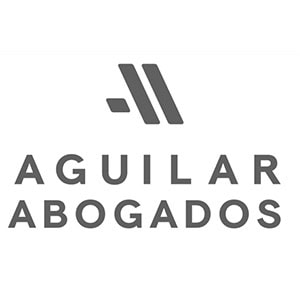 Logotipo en blanco y negro de Aguilar Abogados, con una "A" estilizada encima del nombre de la firma en letras mayúsculas. Este diseño suele aparecer junto a logotipos de empresas asociadas a GEHOCAN.