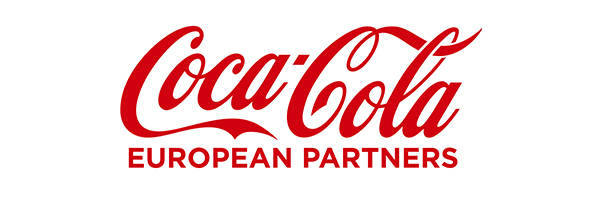 Logotipo de Coca-Cola European Partners, con "Coca-Cola" en letra cursiva y "European Partners" en letras mayúsculas debajo, ambos en rojo.