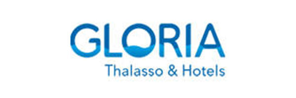 Logotipo de Gloria Thalasso & Hotels, con las palabras "GLORIA" en letras grandes de color azul encima de "Thalasso & Hotels" en letras azules más pequeñas.