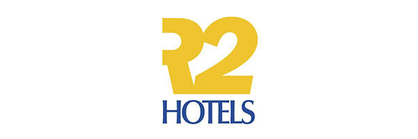 Logotipo de R2 Hotels con el texto "R2" en amarillo y ligeramente superpuesto con la palabra "HOTELS" en azul debajo.