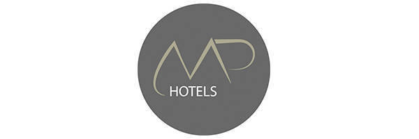 Logotipo circular con "MP Hotels" en tipografía moderna sobre fondo gris oscuro.