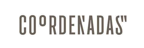 Texto "COORDENADAS" sobre un fondo blanco, con una fuente de color marrón claro y una "O" ampliada y un apóstrofo inclinado antes de la "S" final.