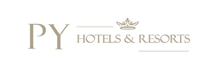 Logotipo de PY Hotels & Resorts que presenta el nombre de la empresa en una tipografía elegante con un símbolo de corona encima del signo "&".