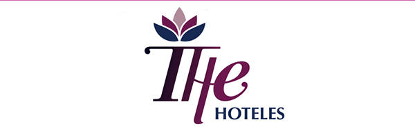 Logotipo de una empresa con el nombre "Hoteles" que presenta las letras estilizadas "HE" de color violeta y una flor de loto en la parte superior.