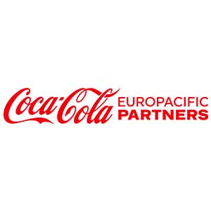 Logotipo de Coca-Cola Europacific Partners que presenta la inscripción Coca-Cola en rojo, seguida de "EUROPACIFIC PARTNERS" en letras rojas mayúsculas. El texto está sobre un fondo blanco.