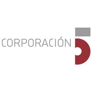 Logotipo de Corporación 5 que presenta el texto "Corporación" en color gris con un número 5 estilizado en el lado derecho, parcialmente en rojo y gris.