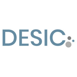 Logotipo que muestra el texto "DESIC" en letras azules, con dos puntos grises de diferentes tamaños al final de la palabra, representando empresas asociadas a GEHOCAN.