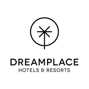 Logotipo de Dreamplace Hotels & Resorts que presenta un árbol estilizado dentro de un círculo, con el texto "Dreamplace" en negrita y "Hotels & Resorts" debajo.