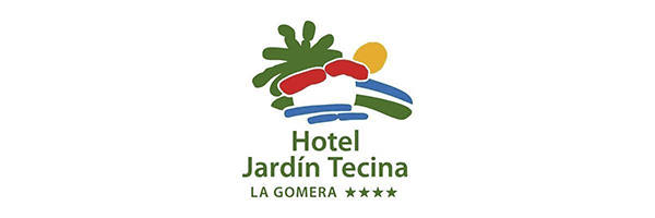 Logotipo del Hotel Jardín Tecina en La Gomera, que presenta un paisaje colorido y estilizado con sol, vegetación, un edificio rojo y blanco y olas azules acompañado de cuatro estrellas; como se mostró en la Feria de Empleo 2019.