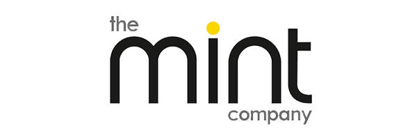 El logotipo de "The Mint Company", que presenta la palabra "mint" en letras negras en negrita con un punto amarillo encima de la "i" y "the" y "company" en letras más pequeñas, se exhibió de manera destacada en la feria de empleo 2019.