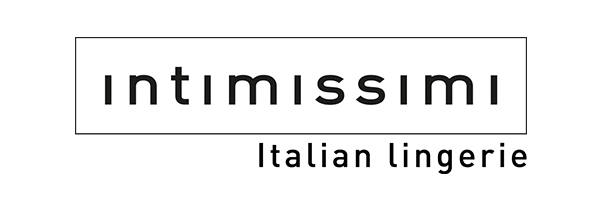 Logotipo de Intimissimi, con el nombre de la marca en letras minúsculas y las palabras "Lencería italiana" debajo, que recuerda a un estilo sofisticado que podrías encontrar en un evento como la Feria de Empleo 2019.