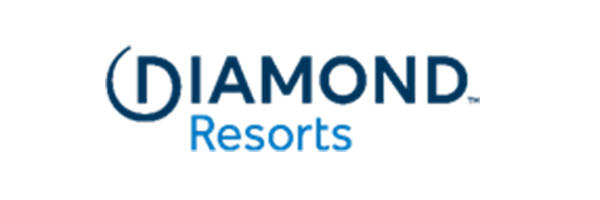 Logotipo de Diamond Resorts, que presenta la palabra "DIAMOND" en letras mayúsculas de color azul negrita y "Resorts" en letras más pequeñas y de color azul más claro debajo. La letra "D" en "DIAMOND" está estilizada con un diseño curvo, que recuerda a la marca vista en la Feria de Empleo 2019.