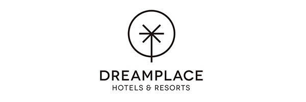 El logotipo de Dreamplace Hotels & Resorts, exhibido en la Feria de Empleo 2019, presenta una palmera estilizada dentro de un círculo sobre el nombre de la empresa.