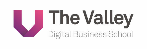 Logotipo de The Valley Digital Business School que presenta una "V" estilizada y el texto "The Valley" encima de "Digital Business School" en una fuente moderna. La "V", que se exhibió en la Feria de Empleo 2019, tiene un degradado de rosa a morado.