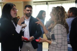 Un grupo de personas discutiendo durante un evento en interiores.