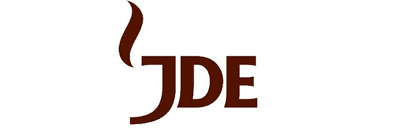 La imagen presenta el logotipo de JDE con las letras "JDE" en marrón, acompañado por un diseño estilizado de taza de café, exhibido de manera destacada durante el Encuentro anual de RRHH 2018.