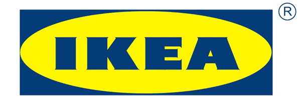 Logotipo de IKEA, que muestra el nombre de la marca en letras azules llamativas sobre un fondo ovalado amarillo, con un borde rectangular azul oscuro, que recuerda las imágenes vibrantes vistas en el Encuentro anual de RRHH 2018.