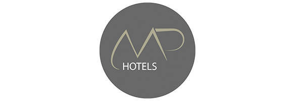 Logotipo circular gris con las letras "MP" en fuente estilizada encima de la palabra "HOTELS" en texto blanco, conmemorando el Encuentro Anual de RRHH 2018.