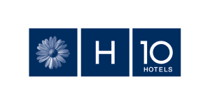 El logo muestra tres cuadrados de color azul oscuro: el primero con una margarita blanca, el segundo con una "H" blanca y el tercero con un "10 HOTELES" blanco. Este diseño fue presentado en Job Dating 2023.