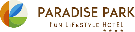 Logotipo de Paradise Park Fun Lifestyle Hotel que presenta un gráfico circular moderno con secciones naranja, azul y verde, y texto que indica una calificación de cuatro estrellas.