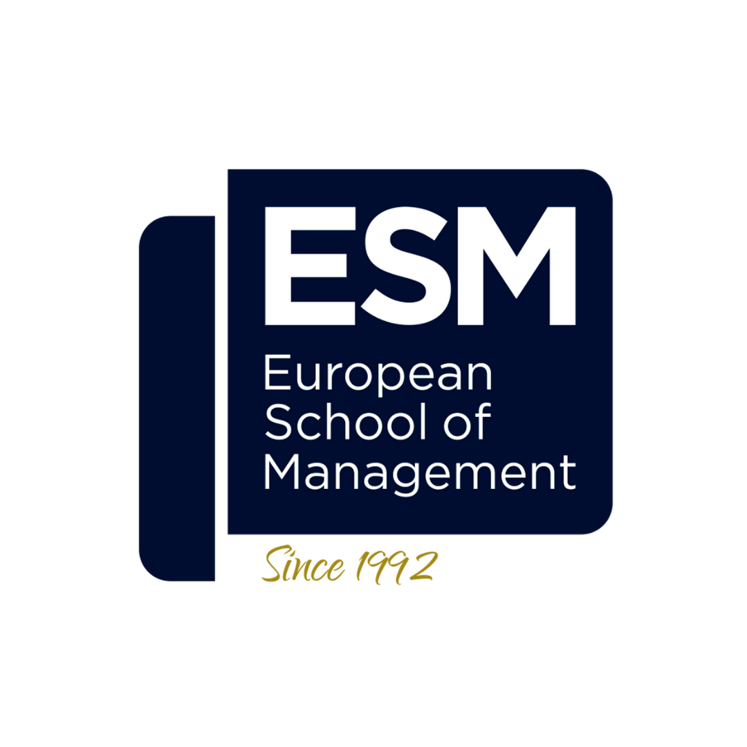 Logotipo de la Escuela Europea de Gestión. Presenta "ESM" en letras grandes y "Escuela Europea de Gestión" debajo, con "Desde 1992" en dorado, todo dentro de una forma de libro azul.