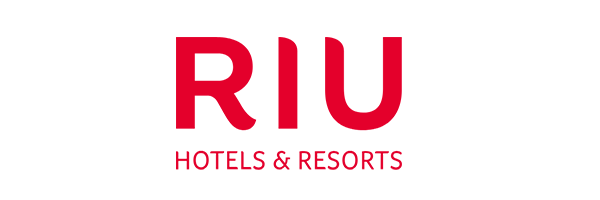 Logotipo de RIU Hotels & Resorts con el nombre de la marca en texto rojo en negrita encima de la frase "Hotels & Resorts" en texto rojo más pequeño.