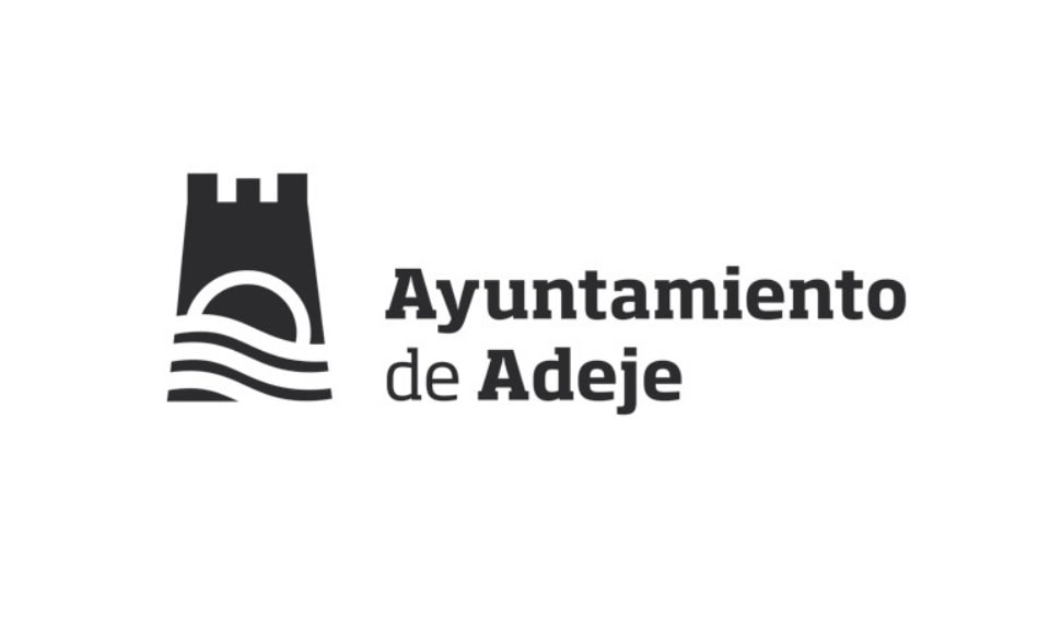 Logotipo en blanco y negro del "Ayuntamiento de Adeje" con una ilustración abstracta de una torre y olas en el lado izquierdo.