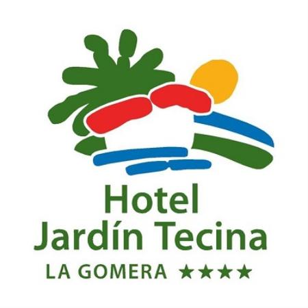 Logotipo del Hotel Jardín Tecina en La Gomera con ilustraciones estilizadas de casas, un sol y vegetación con cuatro estrellas en la parte inferior.