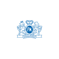 Logotipo azul y blanco de Philip Morris International, con dos leones, una corona y las iniciales "PM" con una pancarta debajo. Este elegante diseño causará impresión en eventos como Job Dating 2022.