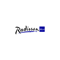 Logotipo de Radisson Blu con "Radisson" en fuente cursiva negra y "Blu" en un cuadro azul a la derecha, destacado en Job Dating 2022.