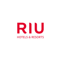 Logotipo de RIU Hotels & Resorts con "RIU" en letras grandes rojas seguido de "HOTELS & RESORTS" en letras rojas más pequeñas debajo, todo sobre fondo blanco, destacado en Job Dating 2022.