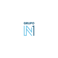 El logotipo de Grupo N1, que muestra un diseño minimalista con una "N" y un "1" azules, encarna el espíritu vanguardista de Job Dating 2022.