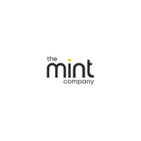 Logotipo de "The Mint Company" con la palabra "mint" en letras negras minúsculas y un punto amarillo encima de la "i". Las palabras "the" y "company" en letra negra más pequeña se encuentran encima y debajo de "mint". Este llamativo diseño ocupa un lugar destacado en Job Dating 2022.