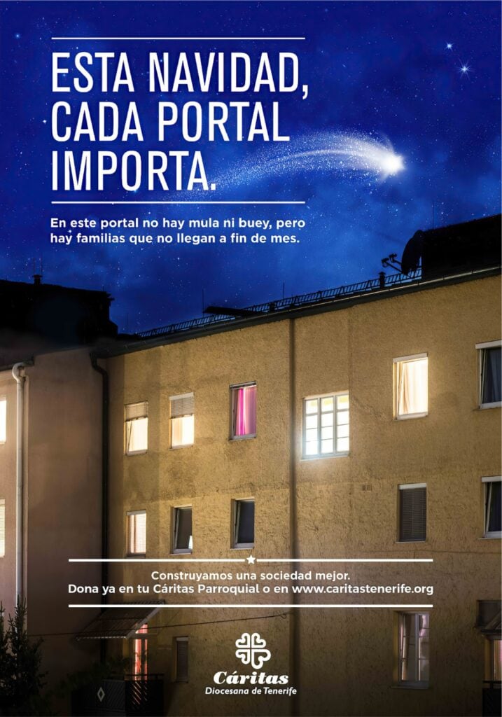 Varias ventanas de apartamentos se iluminaban por la noche con un cielo estrellado de fondo. Texto en español promueve un mensaje navideño y una campaña de donación por parte de Cáritas Diocesana de Tenerife, recordando a todos que Cada Portal Importa durante esta Navidad campaña solidaria.