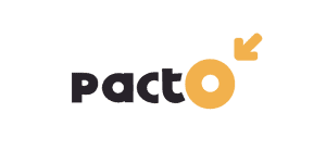 Logotipo que muestra la palabra "Pacto" en fuente negra negrita con una flecha amarilla estilizada que apunta a la letra "o", capturando el espíritu dinámico de Job Dating 2023.