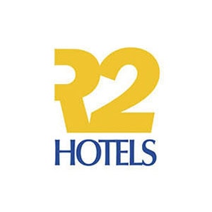 Logotipo de R2 Hotels con un gran "R2" de color amarillo sobre la palabra "HOTELS" en azul, sobre fondo blanco, orgullosamente catalogado entre las empresas asociadas a GEHOCAN.