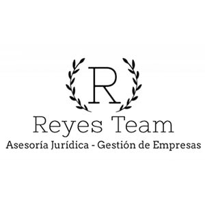 Un logotipo que presenta una "R" grande rodeada de ramas, con un texto debajo que dice "Reyes Team Asesoría Jurídica - Gestión de Empresas Asociadas a GEHOCAN.