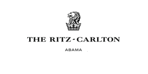 Logotipo de The Ritz-Carlton con un emblema de león encima del nombre. El texto "The Ritz-Carlton Abama" se muestra debajo del emblema, destacando su participación en Job Dating 2023.