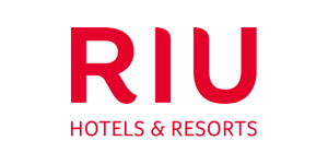 Logotipo de RIU Hotels & Resorts, en el que aparece el nombre de la marca "RIU" en letras mayúsculas de color rojo negrita, y debajo "HOTELS & RESORTS" escrito en letras mayúsculas de color rojo más pequeño sobre un fondo blanco. Perfecto para exhibir en eventos de Job Dating 2023.