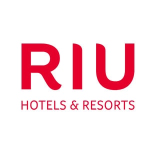 Logotipo de RIU Hotels & Resorts con "RIU" en letras rojas grandes y "HOTELS & RESORTS" en letras rojas más pequeñas debajo. El fondo es de color blanco, mostrando su afiliación como una de las empresas asociadas a GEHOCAN.