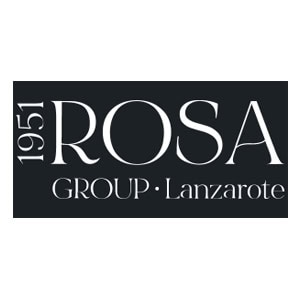 Rectángulo negro con texto blanco que dice "1951 ROSA GROUP Lanzarote", un orgulloso miembro de empresas asociadas a GEHOCAN.