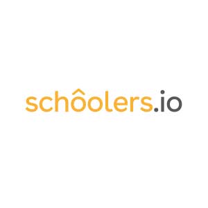 La imagen muestra el texto "schoolers.io" con "schoolers" en naranja y ".io" en gris, con un acento circunflejo sobre la segunda "o".