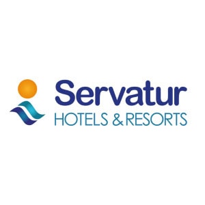 Logotipo de Servatur Hotels & Resorts, una de las empresas asociadas a GEHOCAN, que presenta un sol naranja estilizado, ondas azules y el nombre de la empresa en texto azul.